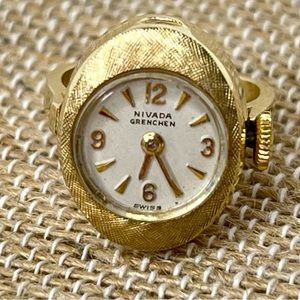 Vintage solid 14k gold Nivada Gretchen finger watch. Manual windup size 4.5